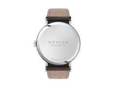 Nomos Glashütte Tangente 38 Nachtblau Handaufzug Edelstahl 38mm blaues Zifferblatt schwarzes Lederband Stahlboden – Herrenuhren Uhr ohne Datum aus Edelstahl und Leder. Das Gehäuse ist rund und silber. Das Lederarmband ist grau. Das Zifferblatt ist arabisch Index und blau. – Ansicht 2
