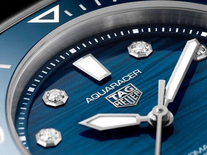 TAG Heuer Aquaracer Professional 300 Date Automatik Edelstahl blaues Zifferblatt mit Brillanten Metallband – Damenuhren Uhr mit Datum aus Edelstahl. Das Gehäuse ist rund und silber. Das Edelstahlarmband ist silber. Das Zifferblatt ist ein Index in blau. – Ansicht 5