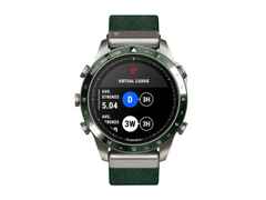 Garmin MARQ Golfer Gen 2 digital Titan 46mm grünes Jacquard-Nylonband – Herrenuhren Uhr Multifunktion aus Keramik und Titan. Das Gehäuse ist rund und grau. Das Textilarmband ist grün. Der Zifferblatt ist digital.