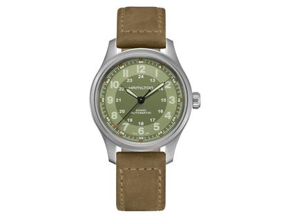 Hamilton Khaki Field Titanium Auto Titan 42mm grünes Zifferblatt braunes Lederband – Herrenuhren Uhr ohne Datum aus Leder und Titan. Das Gehäuse ist rund und silber. Das Lederarmband ist braun. Das Zifferblatt ist arabisch und grün.