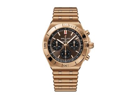 Breitling Chronomat B01 42 Chronograph Automatik Rotgold braunes Zifferblatt Metallband – Herrenuhren Chronograph aus 750 Rotgold. Das Gehäuse ist rund und roségold. Das Goldarmband ist roségold. Das Zifferblatt ist ein Index in braun.