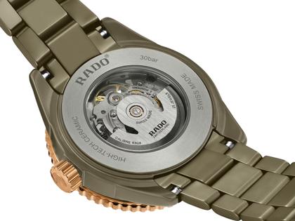 Rado Captain Cook High-Tech Ceramic Skeleton Automatik Keramik 43mm graues Zifferblatt olivgrünes Keramikband – Herrenuhren Uhr ohne Datum aus Edelstahl, Keramik, PVD beschichtet und Titan. Das Gehäuse ist rund und grau. Das Keramikarmband ist grau. Das Zifferblatt ist ein Index in grau. – Ansicht 4