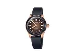 Oris Divers Sixty-Five 36 Bronze Herzog Loibner Limited Edition – Herrenuhren Uhr mit Datum aus Edelstahl. Das Gehäuse ist rund und silber. Das Lederarmband ist schwarz. Das Zifferblatt ist ein Index in braun.