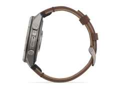 Garmin Fenix 9 Pro inReach Titan 47mm digitales Display braunes Lederband – Herrenuhren Uhr Multifunktion aus Leder und Titan. Das Gehäuse ist rund und grau. Das Lederarmband ist braun. Das Zifferblatt ist digital und schwarz. – Ansicht 3