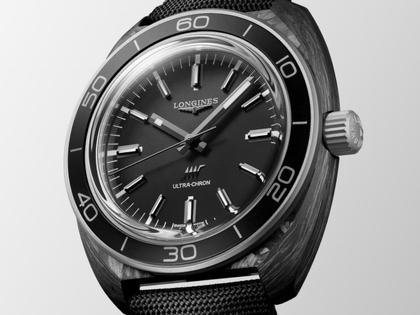 Longines Ultra-Chron Carbon Automatik Titan 43mm schwarzes Zifferblatt schwarzes Synthetikband – Herrenuhren Uhr ohne Datum aus Carbon und Titan. Das Gehäuse ist rund und anthrazit. Das Textilarmband ist schwarz. Das Zifferblatt ist ein Index in schwarz. – Ansicht 3