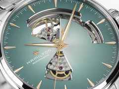 Hamilton Jazzmaster Open Heart Automatik Edelstahl 40mm hellblaues Zifferblatt Metallband – Herrenuhren Uhr ohne Datum aus Edelstahl. Das Gehäuse ist rund und silber. Das Edelstahlarmband ist silber. Das Zifferblatt ist ein Index in blau. – Ansicht 3