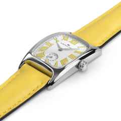 Hamilton American Classic Boulton Small Second M Quarz Edelstahl weißes Zifferblatt gelbes Lederband – Herrenuhren Uhr ohne Datum aus Edelstahl und Leder. Das Gehäuse ist rechteckig und silber. Das Lederarmband ist gelb. Das Zifferblatt ist römisch und weiß. – Ansicht 3