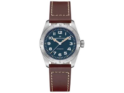 Herrenuhren Uhr ohne Datum aus Edelstahl und Leder. Das Gehäuse ist rund und silber. Das Edelstahlarmband ist braun. Das Zifferblatt ist arabisch und blau.