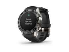 Garmin MARQ Aviator digital  Performance Edition schwarzes Silikonband – Herrenuhren Uhr Multifunktion aus Titan. Das Gehäuse ist rund und grau. Das Kautschuk / Kunststoff / Silikon Armband ist schwarz. Das Zifferblatt ist digital und schwarz. – Ansicht 3