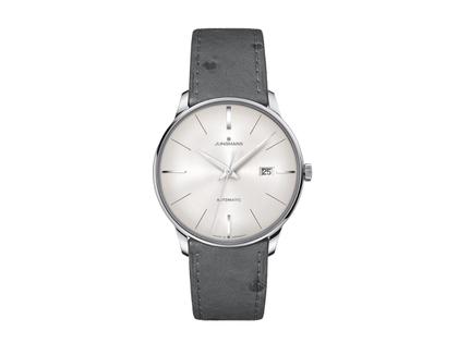 Junghans Meister Automatic Edelstahl 40mm graues Zifferblatt graues Lederband – Herrenuhren Uhr mit Datum aus Edelstahl. Das Gehäuse ist rund und silber. Das Lederarmband ist grau. Das Zifferblatt ist ein Index in grau.