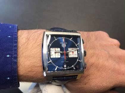 TAG Heuer Monaco Chronograph Automatik Edelstahl 39mm blaues Zifferblatt blaues Lederband – Herrenuhren Chronograph aus Edelstahl. Das Gehäuse ist rechteckig und silber. Das Lederarmband Kroko / Alligator ist blau. Das Zifferblatt ist ein Index in blau. – Ansicht 8