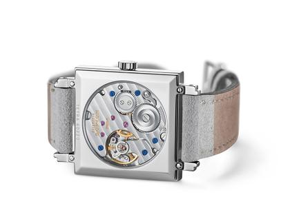 Nomos Glashütte Tetra Petit Four Perle Handaufzug Edelstahl 29mm rosafarbenes Zifferblatt graues Lederband Glasboden – Damenuhren Uhr ohne Datum aus Edelstahl. Das Gehäuse ist quadratisch und silber. Das Lederarmband ist grau. Das Zifferblatt ist arabisch Index und rosa. – Ansicht 6