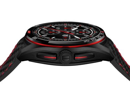 TAG Heuer Connected Calibre E5 X Formula 1 Edition Smartwatch Titan DLC-Schwarz 45mm digitales Zifferblatt schwarzes Kautschukband – Herrenuhren Uhr Multifunktion aus DLC beschichtet und Titan. Das Gehäuse ist rund und schwarz. Das Lederarmband ist schwarz. Der Zifferblatt ist digital. – Ansicht 3
