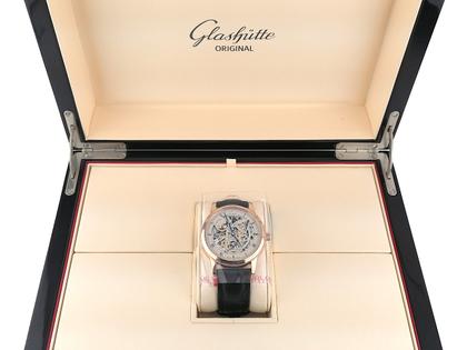 Glashütte Original Senator Mondphase Skelettierte Edition Handaufzug Rotgold 42mm skelettiertes Zifferblatt schwarzes Lederband Limited Edition 1-49-13-15-15-04 Full Set, Service 2025 mit Garantie, Occasion – Herrenuhren Uhr ohne Datum aus 750 Rotgold. Das Gehäuse ist rund und rotgold. Das Lederarmband Kroko / Alligator ist schwarz. Das Zifferblatt ist römisch Index und silber. – Ansicht 6