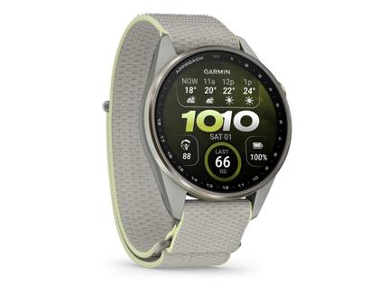 Garmin Approach S72 Titan Grau-DLC 47mm digitales Display graues Textilband – Herrenuhren Uhr Multifunktion aus Keramik und Kunststoff. Das Gehäuse ist rund und grau. Das Textilarmband ist grau. Das Zifferblatt ist digital und schwarz. – Ansicht 5
