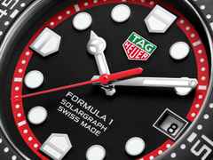 TAG Heuer Formula 1 Solargraph Quarz Kunststoff 38mm schwarzes Zifferblatt schwarzes Kautschukband – Herrenuhren Uhr mit Datum aus Edelstahl und Kunststoff. Das Gehäuse ist rund und schwarz. Das Kautschuk / Kunststoff / Silikon Armband ist schwarz. Das Zifferblatt ist ein Index in schwarz. – Ansicht 4
