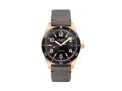 Glashütte Original SeaQ Automatik Rotgold 40mm schwarzes Zifferblatt graues Textilband – Herrenuhren Uhr mit Datum aus 750 Rotgold. Das Gehäuse ist rund und roségold. Das Textilarmband ist grau. Das Zifferblatt ist arabisch Index und schwarz.