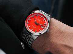 Bruno Söhnle Glashütte Turin Automatik "Bright Red" Sonderedition 2026 Edelstahl 39,5mm rotes Zifferblatt Metallband – Herrenuhren Uhr mit Datum aus Edelstahl. Das Gehäuse ist rund und silber. Das Edelstahlarmband ist silber. Das Zifferblatt ist ein Index in rot. – Ansicht 5