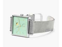 Nomos Glashütte Tetra Berliner Mischung Kleene Handaufzug Edelstahl 29mm türkises Zifferblatt graues Lederband – Damenuhren Uhr ohne Datum aus Edelstahl. Das Gehäuse ist quadratisch und silber. Das Lederarmband ist grau. Das Zifferblatt ist arabisch Index und grün. – Ansicht 2