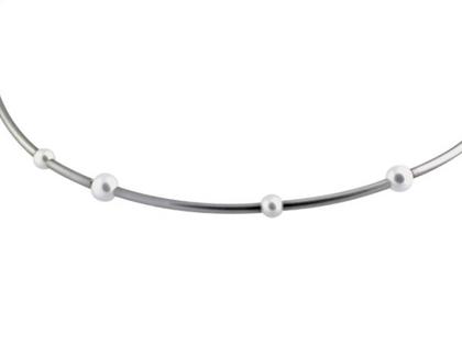 Schmuckwerk Kugel Edelstahl: Collier – Halsschmuck Halsreif aus Edelstahl.