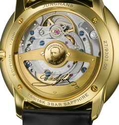 Junghans Meister fein Automatic Edition Erhard Gelbgold 39,5mm weißes Zifferblatt schwarzes Lederband – Herrenuhren Uhr mit Datum aus 750 Gelbgold. Das Gehäuse ist rund und gelbgold. Das Lederarmband ist schwarz. Das Zifferblatt ist römisch und weiß. – Ansicht 5