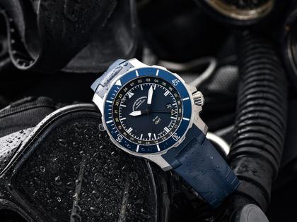 Mühle Glashütte Seebataillon GMT Automatik Titan 45mm blaues Zifferblatt blaues Kautschukband – Herrenuhren Uhr mit Datum aus Kautschuk und Titan. Das Gehäuse ist rund und silber. Das Kautschuk / Kunststoff / Silikon Armband ist blau. Das Zifferblatt ist ein Index in blau. – Ansicht 6