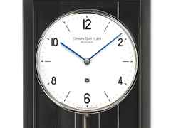 Erwin Sattler Seilzug Regulator Wanduhr Classica P 70 M schwarz – Großuhren Wanduhr aus . Das Gehäuse ist rechteckig und schwarz. Das Zifferblatt ist arabisch Index und weiß. – Ansicht 5