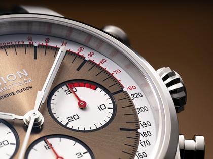 Union Glashütte Belisar Chronograph Silvretta Classic 2024 Limitierte Edition Automatik Edelstahl 44mm bronzefarbenes Zifferblatt schwarzes Lederband und Edelstahlband – Herrenuhren Chronograph aus Edelstahl und Leder. Das Gehäuse ist rund und silber. Das Lederarmband ist schwarz. Das Zifferblatt ist arabisch Index und braun. – Ansicht 3