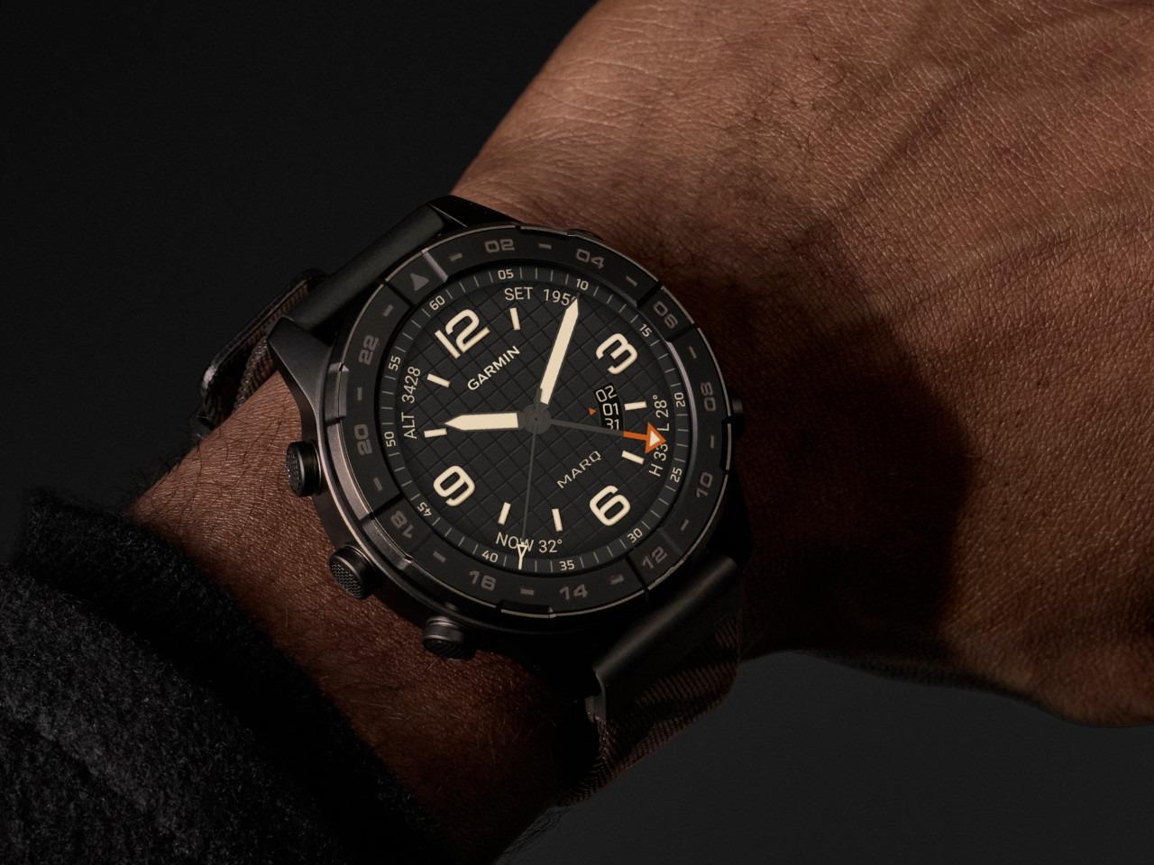 Garmin MARQ Commander Gen 3 Titan Schwarz-DLC 47mm digitales Display schwarzes Textilband – Herrenuhren Uhr Multifunktion aus DLC beschichtet, Keramik und Titan. Das Gehäuse ist rund und grau. Das Textilarmband ist schwarz. Der Zifferblatt ist digital. – Ansicht 8