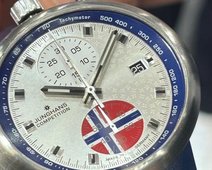 Junghans 1972 Competition FIS Edition Trondheim 2025 Automatik Edelstahl 43mm silberweißes Zifferblatt blaues Lederband – Herrenuhren Chronograph aus Edelstahl. Das Gehäuse ist rund und silber. Das Lederarmband ist blau. Das Zifferblatt ist ein Index in weiß. – Ansicht 3