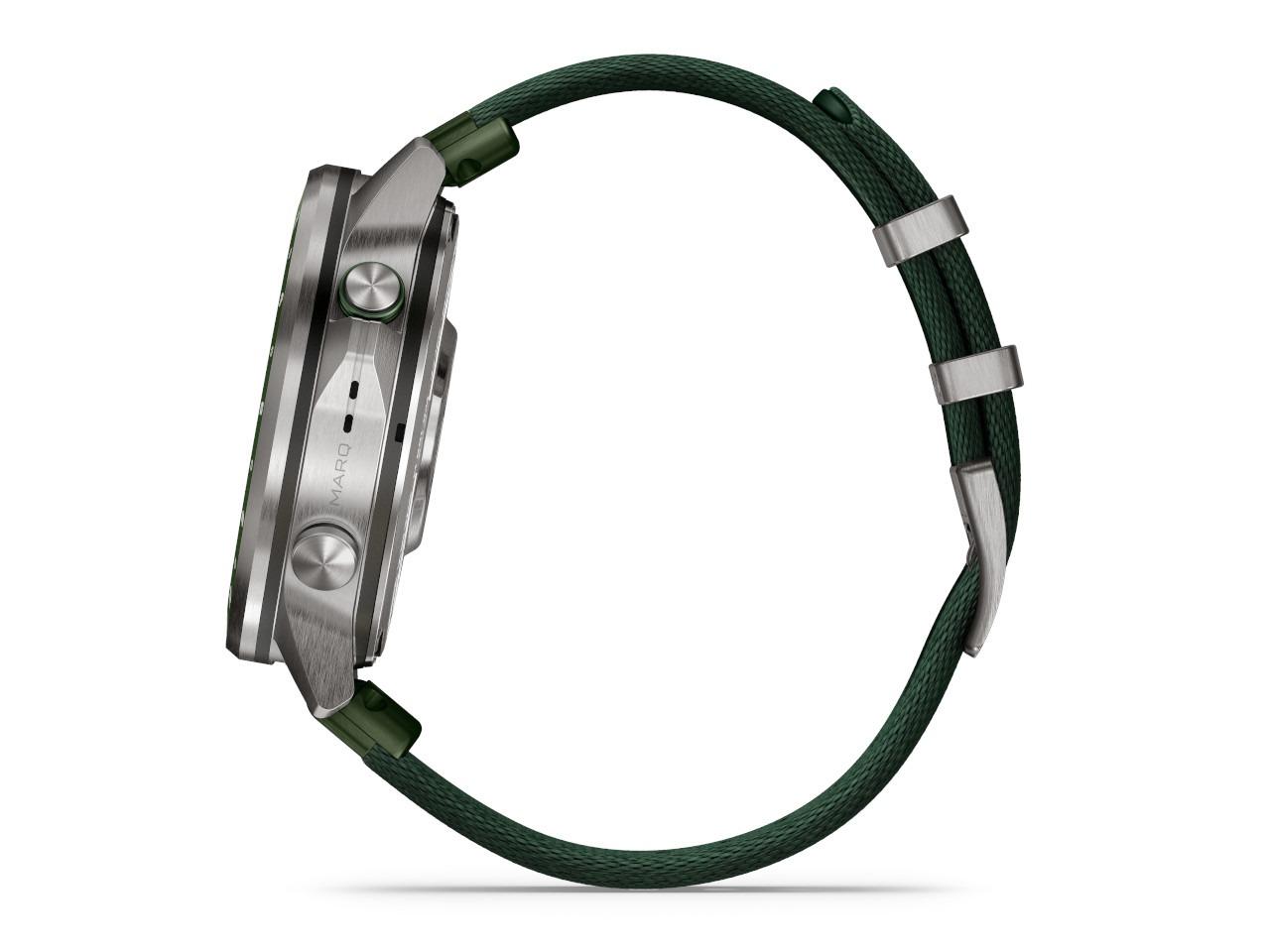 Garmin MARQ Golfer Gen 3 Titan 47mm digitales Display grünes Textilband – Herrenuhren Uhr Multifunktion aus Kautschuk, Keramik und Titan. Das Gehäuse ist rund und grau. Das Textilarmband ist grün. Der Zifferblatt ist digital. – Ansicht 3