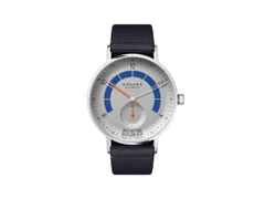 Nomos Glashütte Autobahn neomatik 41 Datum Sportgrau Automatik Edelstahl 41mm graues Zifferblatt blaues Textilband – Herrenuhren Uhr mit Datum aus Edelstahl. Das Gehäuse ist rund und silber. Das Textilarmband ist blau. Das Zifferblatt ist arabisch Index und weiß.