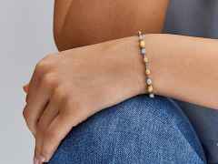 Nanis Dancing in the Rain Azure Armband Gelbgold Milky Aquamarin – Armschmuck Armband aus 750 Gelbgold. – Ansicht 2