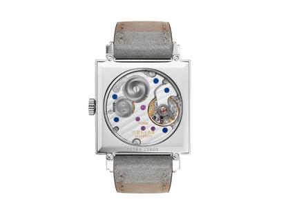 Nomos Glashütte Tetra Berliner Mischung Nachtijall Handaufzug Edelstahl 29mm blaues Zifferblatt graues Lederband – Damenuhren Uhr ohne Datum aus Edelstahl. Das Gehäuse ist quadratisch und silber. Das Lederarmband ist grau. Das Zifferblatt ist arabisch Index und blau. – Ansicht 2