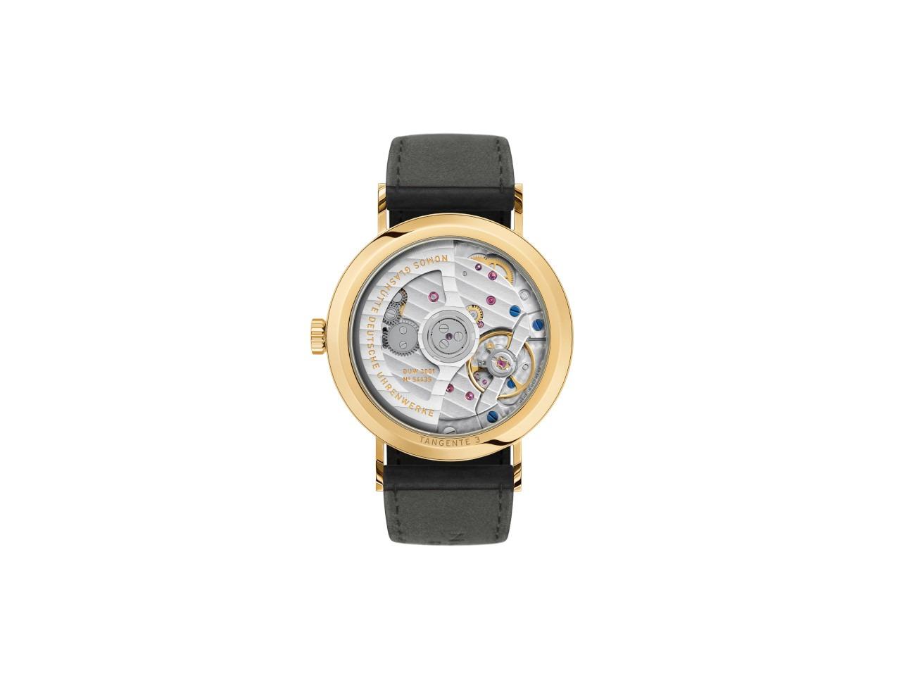 Nomos Glashütte Tangente Gold Neomatik Ruthenium Automatik Gelbgold 35mm schwarzes Zifferblatt schwarzes Lederband – Damenuhren Uhr ohne Datum aus 750 Gelbgold und Leder. Das Gehäuse ist rund und gelbgold. Das Lederarmband ist schwarz. Das Zifferblatt ist arabisch Index und schwarz. – Ansicht 2