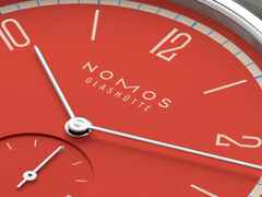 Nomos Glashütte Tangente 38 Datum "175 Years Watchmaking - Rambazamba" Handaufzug Edelstahl rotes Zifferblatt graues Textilband Glasboden – Herrenuhren Uhr mit Datum aus Edelstahl. Das Gehäuse ist rund und silber. Das Textilarmband ist grau. Das Zifferblatt ist arabisch Index und rot. – Ansicht 6