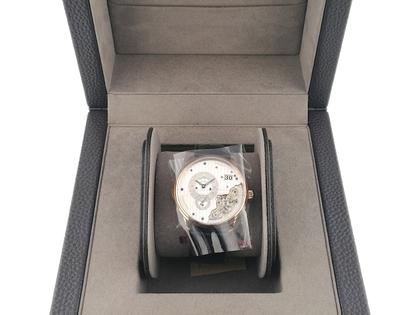 Glashütte Original PanoMaticInverse Automatik Rotgold 42mm silbernes Zifferblatt schwarzes Lederband 1-91-02-01-05-62 Full Set Occasion Refurbished – Herrenuhren Uhr mit Datum aus 750 Rotgold und 925 Silber. Das Gehäuse ist rund und rotgold. Das Lederarmband Kroko / Alligator ist schwarz. Das Zifferblatt ist ein Index in silber. – Ansicht 5