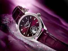 Glashütte Original Lady Serenade Luna Purpursamt Automatik Edelstahl 32,5mm violettes Zifferblatt violettes Lederband – Damenuhren Uhr ohne Datum aus 750 Weißgold, Edelstahl und Leder. Das Gehäuse ist rund und silber. Das Lederarmband Kroko / Alligator ist lila. Das Zifferblatt ist ein Index in lila. – Ansicht 9