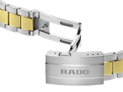 Rado HyperChrome Quarz Edelstahl 41,5mm schwarzes Zifferblatt zweifarbiges Metallband – Herrenuhren Uhr mit Datum aus Edelstahl, Keramik und PVD beschichtet. Das Gehäuse ist rund und silber. Das Edelstahlarmband mit Gold ist silber-gelbgold. Das Zifferblatt ist ein Index in schwarz. – Ansicht 5