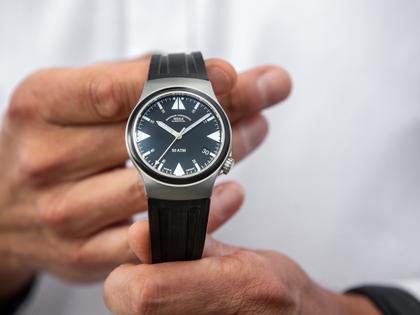 Mühle Glashütte S.A.R. Mission-Timer TITAN Automatik 43mm schwarzes Zifferblatt schwarzes Kautschukband – Herrenuhren Uhr mit Datum aus Keramik und Titan. Das Gehäuse ist rund und silber. Das Kautschuk / Kunststoff / Silikon Armband ist schwarz. Das Zifferblatt ist ein Index in schwarz. – Ansicht 4