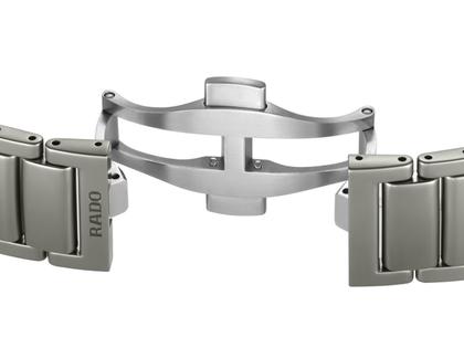 Rado True Square Skeleton Automatik Keramik 38mm skelettiertes Zifferblatt graues Keramikband – Herrenuhren Uhr ohne Datum aus Keramik und Titan. Das Gehäuse ist quadratisch und grau. Das Keramikarmband ist grau. Das Zifferblatt ist skelettiert und grau. – Ansicht 5