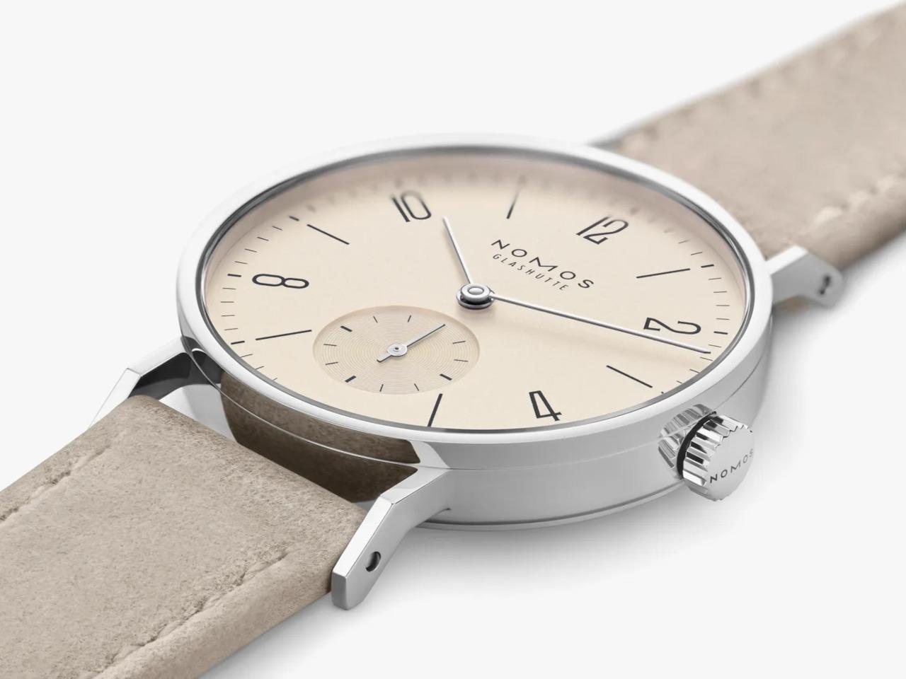 Nomos Glashütte Tangente 33 Champagner Handaufzug Edelstahl 33mm beiges Zifferblatt beiges Lederband Glasboden – Damenuhren Uhr ohne Datum aus Edelstahl. Das Gehäuse ist rund und silber. Das Lederarmband ist beige. Das Zifferblatt ist arabisch Index und beige. – Ansicht 2