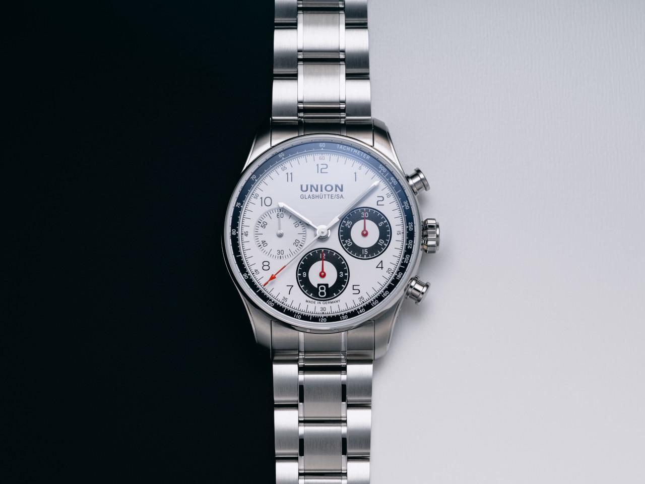 Union Glashütte Belisar Chronograph Automatik Edelstahl 40mm weißes Zifferblatt Metallband – Herrenuhren Chronograph aus Edelstahl. Das Gehäuse ist rund und silber. Das Edelstahlarmband ist silber. Das Zifferblatt ist arabisch Index und weiß. – Ansicht 4