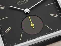 Nomos Glashütte Tetra Origins Basalt Handaufzug Edelstahl 29,5mm schwarzes Zifferblatt graues Lederband Stahlboden – Damenuhren Uhr ohne Datum aus Edelstahl und Leder. Das Gehäuse ist quadratisch und silber. Das Lederarmband ist grau. Das Zifferblatt ist arabisch Index und schwarz. – Ansicht 5
