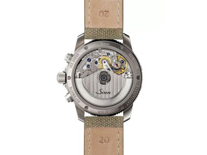 Sinn Spezialuhren 103 Ti Ar Automatik Edelstahl 41mm schwarzes Zifferblatt braunes Textilband – Herrenuhren Chronograph aus Titan. Das Gehäuse ist rund und silber. Das Textilarmband ist beige. Das Zifferblatt ist arabisch und schwarz. – Ansicht 2