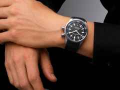 Maurice Lacroix Pontos S Diver Automatik Edelstahl 42mm schwarzes Zifferblatt schwarzes Kautschukband – Herrenuhren Uhr mit Datum aus Edelstahl und Kautschuk. Das Gehäuse ist rund und silber. Das Kautschuk / Kunststoff / Silikon Armband ist schwarz. Das Zifferblatt ist ein Index in schwarz. – Ansicht 8