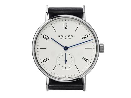 Nomos Glashütte Tangente 35 Handaufzug Edelstahl 35mm weißes Zifferblatt schwarzes Lederband Stahlboden – Herrenuhren Uhr ohne Datum aus Edelstahl und Leder. Das Gehäuse ist rund und silber. Das Lederarmband ist schwarz. Das Zifferblatt ist arabisch Index und silber. – Ansicht 2