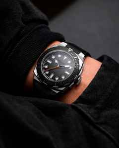 Alpina Seastrong Diver Extreme Automatik Edelstahl 39mm schwarzes Zifferblatt schwarzes Kautschukband Special Edition – Herrenuhren Uhr ohne Datum aus Edelstahl und Kautschuk. Das Gehäuse ist rund und silber. Das Kautschuk / Kunststoff / Silikon Armband ist schwarz. Das Zifferblatt ist ein Index in schwarz. – Ansicht 6