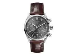TAG Heuer Carrera Chronograph Automatik Edelstahl 42mm graues Zifferblatt braunes Lederband – Herrenuhren Chronograph aus Edelstahl und Keramik. Das Gehäuse ist rund und silber. Das Lederarmband Kroko / Alligator ist braun. Das Zifferblatt ist ein Index in grau.