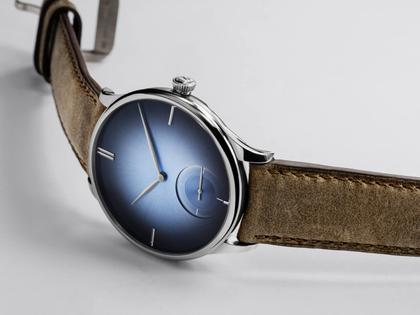 H. Moser & Cie. Venturer Small Seconds Funky Blue Handaufzug Weißgold 39mm blaues Zifferblatt braunes Lederband – Herrenuhren Uhr ohne Datum aus 750 Weißgold. Das Gehäuse ist rund und silber. Das Lederarmband ist braun. Das Zifferblatt ist ohne Zeichen und blau. – Ansicht 2